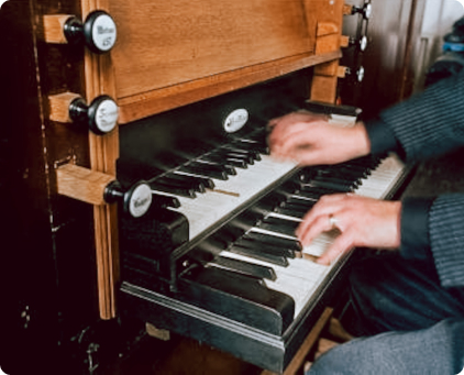 man die het orgel bespeelt